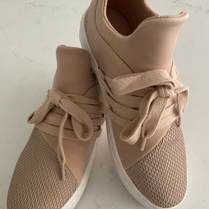 Steve Madden Lancer Blush Sneaker Size 6M (in Original Packaging)